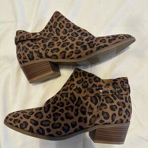 Women's OLD NAVY suede leopard print side zip ankle fashion boots size 9.5